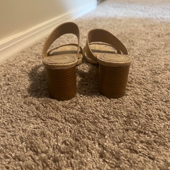 Cute, raffia block heel sandals from Lulus. Size 6 - Picture 4 of 6